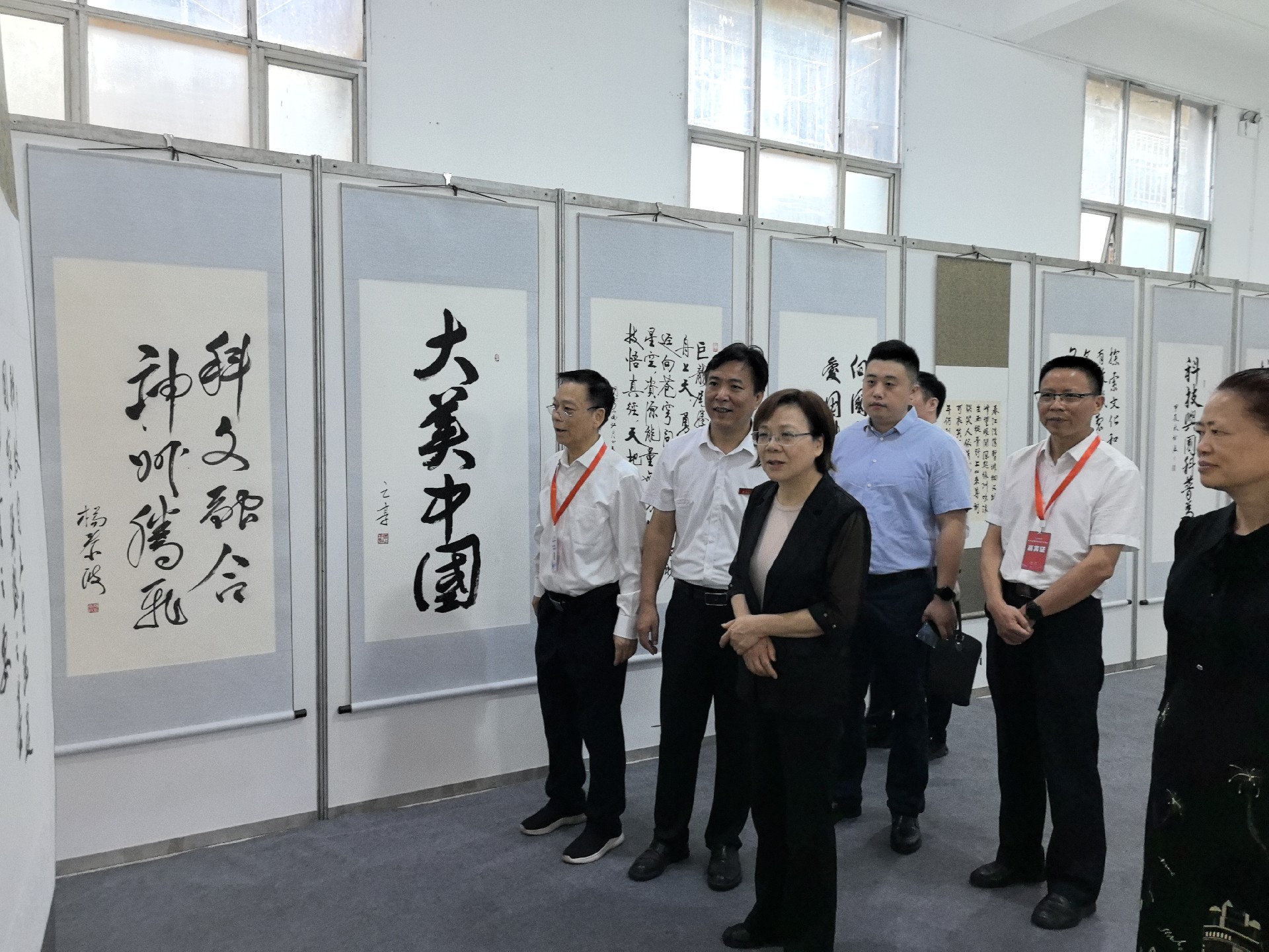 谢建辉等领导一行参观湖南省“科技+文化”书画艺术作品展